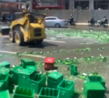 Camión pierde carga de cerveza y provoca caos en la 27 de Febrero