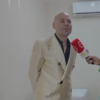 Nueve testigos exponen en nuevo juicio contra Wander Franco por abuso sexual infantil El Ministerio Público tiene previsto presentar otros 10 testigos en la audiencia de este lunes, 18 de mayo SANTO DOMINGO (República Dominicana).- Nueve testigos a cargo presentados por el Ministerio Público expusieron durante la continuación del nuevo juicio seguido contra Wander Samuel Franco Aybar, procesado en el distrito judicial de Puerto Plata por abusar psicológica y sexualmente de una adolescente. Las pruebas testimoniales presentadas en la audiencia del viernes se suman a más de un centenar de otras evidencias aportadas en la jornada del jueves por el Ministerio Público, representado por la Fiscalía de Puerto Plata y la Procuraduría Especializada Antilavado de Activos y Financiamiento del Terrorismo. Al avanzar en su propósito de procurar la aplicación de justicia conforme al marco legal establecido, el Ministerio Público sostiene que Franco Aybar, quien el pasado año fue condenado en primera instancia a dos años de prisión bajo cumplimiento de reglas, debe ser condenado en este nuevo juicio a cinco años de prisión en centro penitenciario. La madre de la víctima, quien fue condenada inicialmente a 10 años de prisión por explotación sexual comercial y lavado de activos, ahora también es procesada por los mismos delitos en el nuevo proceso judicial. Los fiscales litigantes Claudio Alberto Cordero Jiménez y José Martínez Montán desde el inicio del nuevo juicio procedieron a la reproducción de 66 pruebas documentales, 19 periciales y 17 audiovisuales, así como 14 materiales y una prueba ilustrativa. Cordero Jiménez dijo que, con cada prueba presentada, incluyendo los fiscales y agentes actuantes, han demostrado los hechos, al tiempo que adelantó que el próximo lunes tienen previsto presentar otros 10 testigos. Durante la presentación de las evidencias, los fiscales destacaron que en uno de los allanamientos practicados en la residencia de la madre de la adolescente se ocuparon 800,000 pesos dominicanos y 68,500 dólares estadounidenses, dinero que se encontraba oculto en un cuadro y en una funda negra debajo de la cama, y que habría sido entregado por el imputado como parte de las actividades ilícitas atribuidas a la estructura. Los representantes del Ministerio Público sostuvieron que la reproducción íntegra de las pruebas permitirá al tribunal valorar nuevamente la gravedad de los hechos y adoptar una decisión ajustada a derecho en las audiencias que continuarán los días 18, 20, 21 y 22 de mayo de 2026, conforme al calendario fijado por el tribunal. El proceso es conocido por un tribunal colegiado ad hoc del Distrito Judicial de Puerto Plata, integrado por los jueces José Ramón Núñez, quien lo preside, Jenny Amarilis Martínez y Praire Ruiz, designados para conocer el nuevo juicio ordenado en diciembre pasado por la Corte de Apelación del Departamento Judicial de Puerto Plata, integrada por los magistrados Onasis Pelegrín, Xiomara Tineo y Juan Suardi.