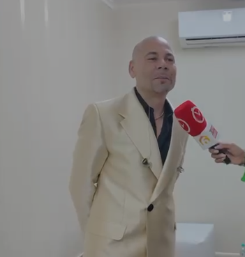 Nueve testigos exponen en nuevo juicio contra Wander Franco por abuso sexual infantil El Ministerio Público tiene previsto presentar otros 10 testigos en la audiencia de este lunes, 18 de mayo SANTO DOMINGO (República Dominicana).- Nueve testigos a cargo presentados por el Ministerio Público expusieron durante la continuación del nuevo juicio seguido contra Wander Samuel Franco Aybar, procesado en el distrito judicial de Puerto Plata por abusar psicológica y sexualmente de una adolescente. Las pruebas testimoniales presentadas en la audiencia del viernes se suman a más de un centenar de otras evidencias aportadas en la jornada del jueves por el Ministerio Público, representado por la Fiscalía de Puerto Plata y la Procuraduría Especializada Antilavado de Activos y Financiamiento del Terrorismo. Al avanzar en su propósito de procurar la aplicación de justicia conforme al marco legal establecido, el Ministerio Público sostiene que Franco Aybar, quien el pasado año fue condenado en primera instancia a dos años de prisión bajo cumplimiento de reglas, debe ser condenado en este nuevo juicio a cinco años de prisión en centro penitenciario. La madre de la víctima, quien fue condenada inicialmente a 10 años de prisión por explotación sexual comercial y lavado de activos, ahora también es procesada por los mismos delitos en el nuevo proceso judicial. Los fiscales litigantes Claudio Alberto Cordero Jiménez y José Martínez Montán desde el inicio del nuevo juicio procedieron a la reproducción de 66 pruebas documentales, 19 periciales y 17 audiovisuales, así como 14 materiales y una prueba ilustrativa. Cordero Jiménez dijo que, con cada prueba presentada, incluyendo los fiscales y agentes actuantes, han demostrado los hechos, al tiempo que adelantó que el próximo lunes tienen previsto presentar otros 10 testigos. Durante la presentación de las evidencias, los fiscales destacaron que en uno de los allanamientos practicados en la residencia de la madre de la adolescente se ocuparon 800,000 pesos dominicanos y 68,500 dólares estadounidenses, dinero que se encontraba oculto en un cuadro y en una funda negra debajo de la cama, y que habría sido entregado por el imputado como parte de las actividades ilícitas atribuidas a la estructura. Los representantes del Ministerio Público sostuvieron que la reproducción íntegra de las pruebas permitirá al tribunal valorar nuevamente la gravedad de los hechos y adoptar una decisión ajustada a derecho en las audiencias que continuarán los días 18, 20, 21 y 22 de mayo de 2026, conforme al calendario fijado por el tribunal. El proceso es conocido por un tribunal colegiado ad hoc del Distrito Judicial de Puerto Plata, integrado por los jueces José Ramón Núñez, quien lo preside, Jenny Amarilis Martínez y Praire Ruiz, designados para conocer el nuevo juicio ordenado en diciembre pasado por la Corte de Apelación del Departamento Judicial de Puerto Plata, integrada por los magistrados Onasis Pelegrín, Xiomara Tineo y Juan Suardi.