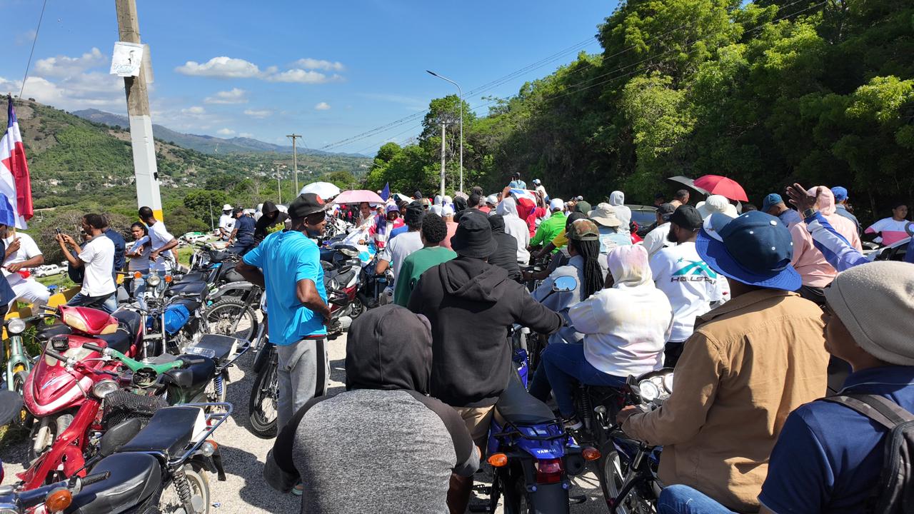 Multitud llega a la presa de Sabaneta en marcha contra la minería