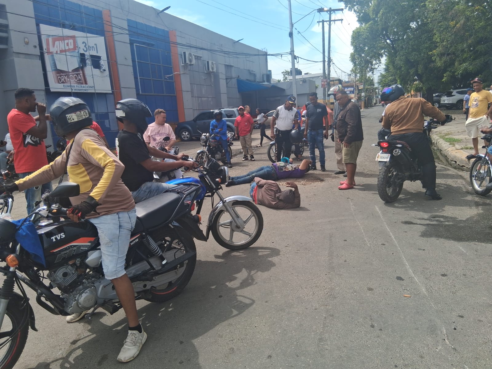 Dos motocicletas colisionan en la carretera Mella; ambos conductores resultan heridos