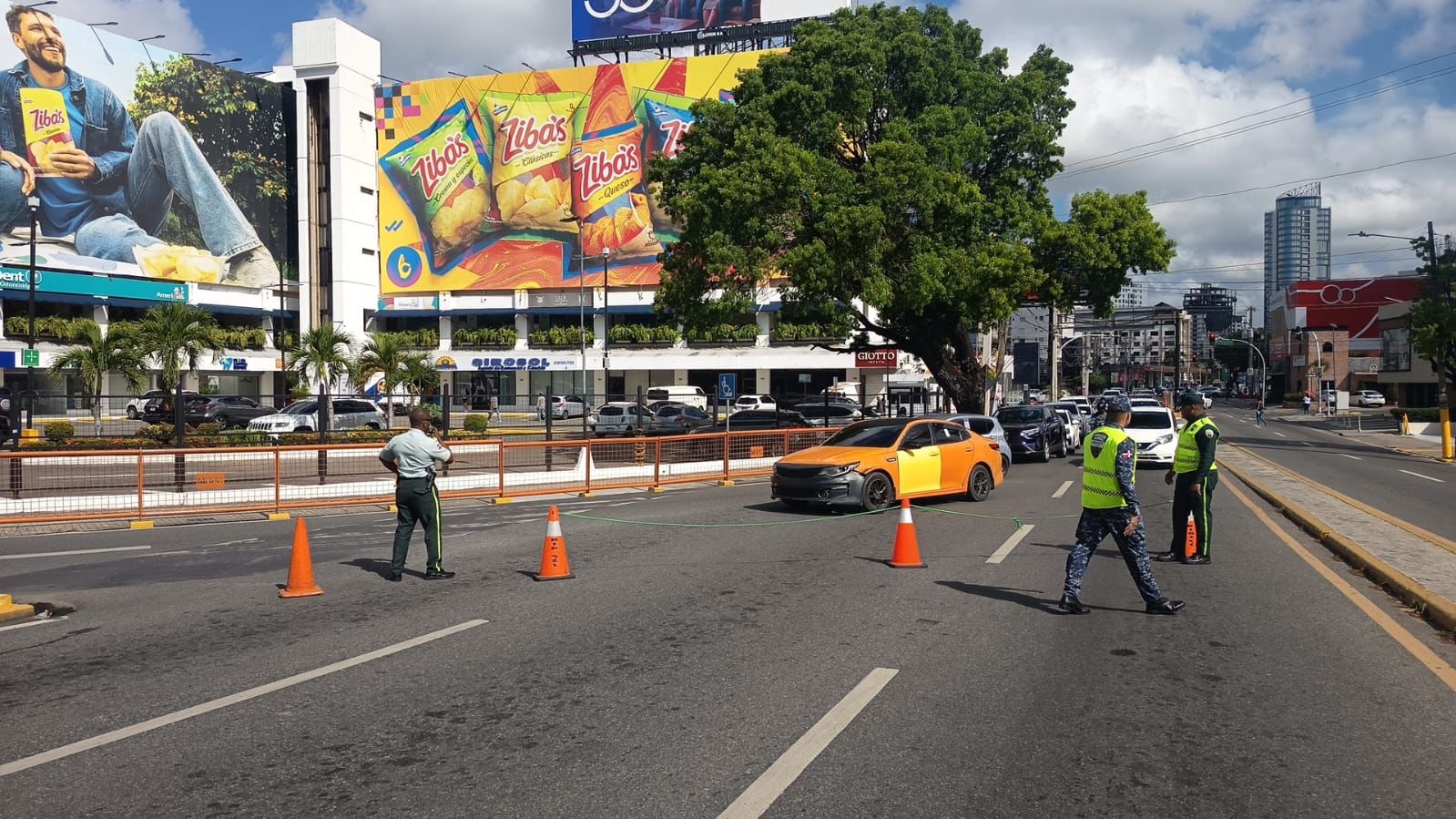 Agentes DIGESETT se mantiene viabilizando por cierre en paso a desnivel Tiradentes con 27 de Febrero