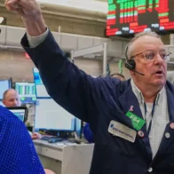 Wall Street mira más allá de la guerra: el crudo tensa los mercados, pero la bolsa resiste