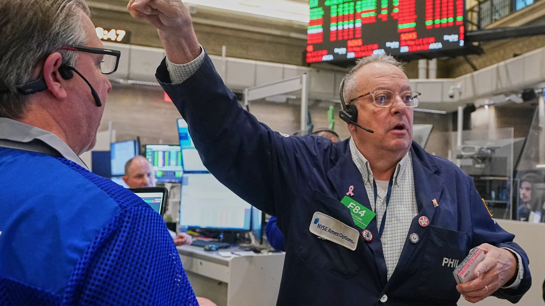 Wall Street mira más allá de la guerra: el crudo tensa los mercados, pero la bolsa resiste