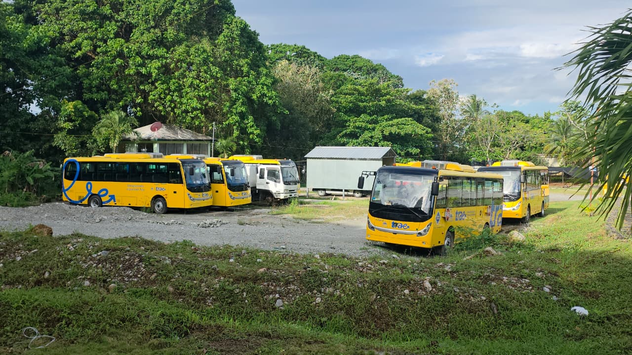 Denuncian "cementerio" de autobuses escolares del programa TRAE en Samaná.