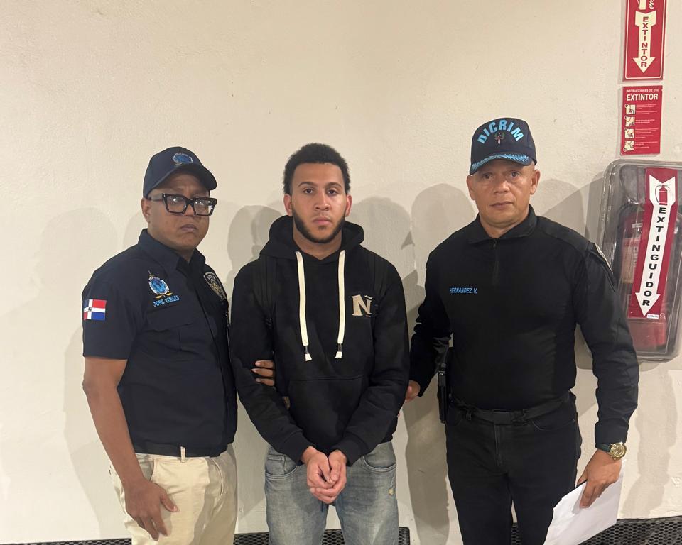 Interpol entrega a RD dos dominicanos extraditados desde España y Chile