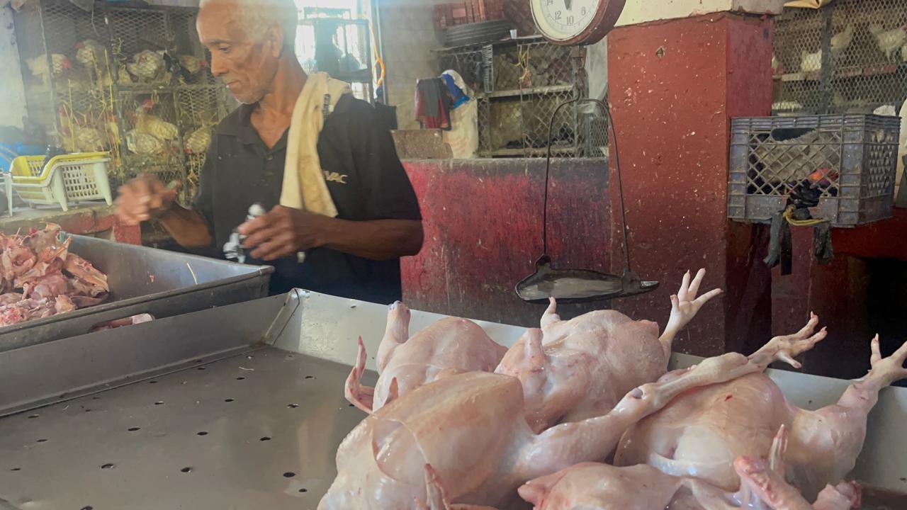 Se desploma precio del pollo por baja demanda y exceso de producción