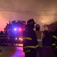 Al menos un muerto y 36 heridos por un incendio y dos explosiones en un astillero de Nueva York