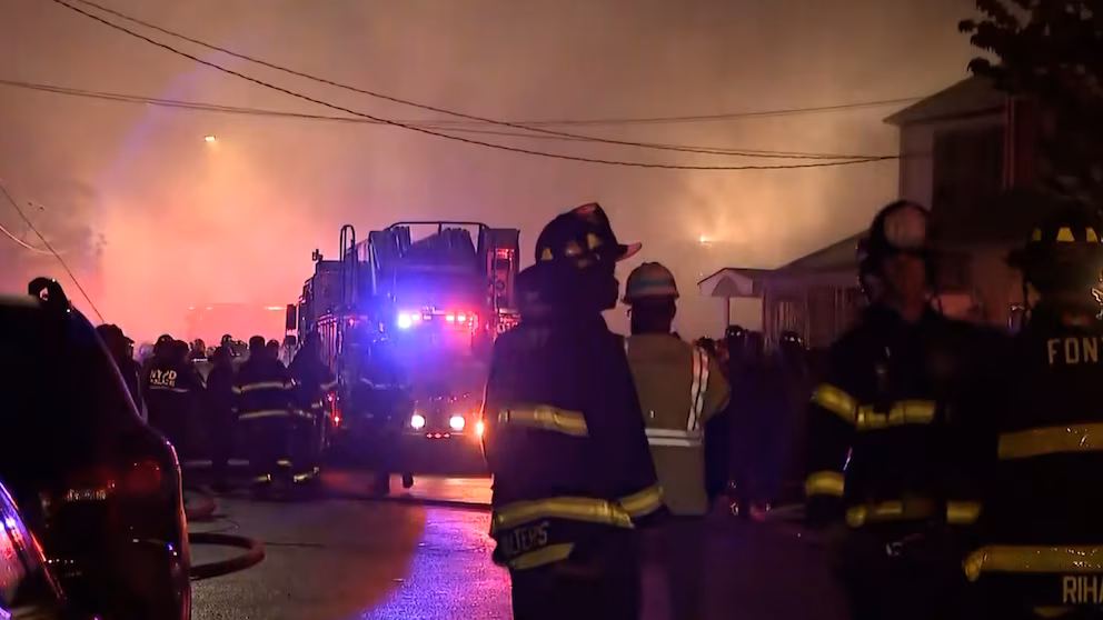 Al menos un muerto y 36 heridos por un incendio y dos explosiones en un astillero de Nueva York