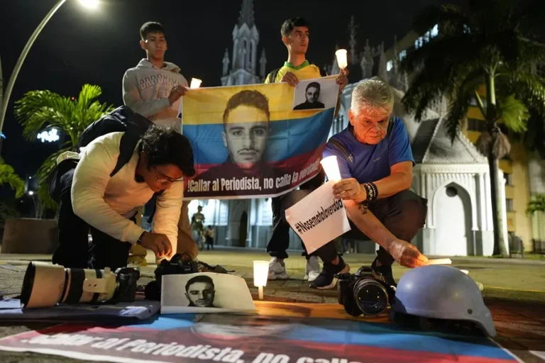 Periodistas del suroeste de Colombia rechazan en una ‘velatón’ el asesinato de un reportero