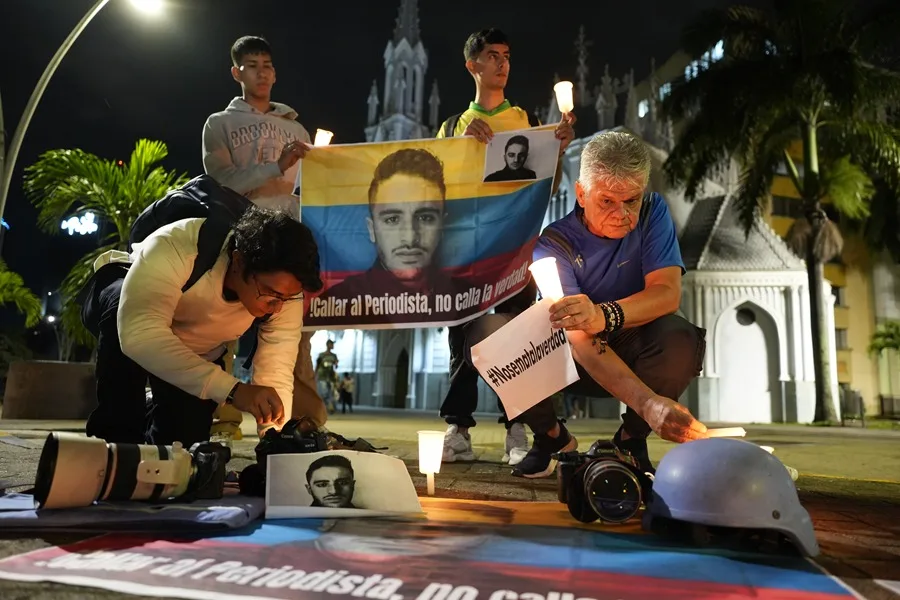 Periodistas del suroeste de Colombia rechazan en una ‘velatón’ el asesinato de un reportero