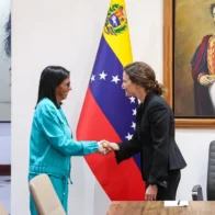 Delcy Rodríguez se reúne en Venezuela con una delegación del Banco Mundial