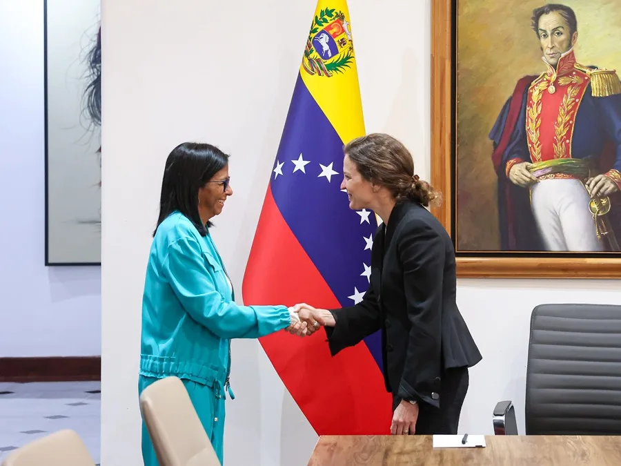 Delcy Rodríguez se reúne en Venezuela con una delegación del Banco Mundial