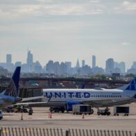 Avión de United Airlines impacta un poste en aeropuerto de Newark sin dejar heridos