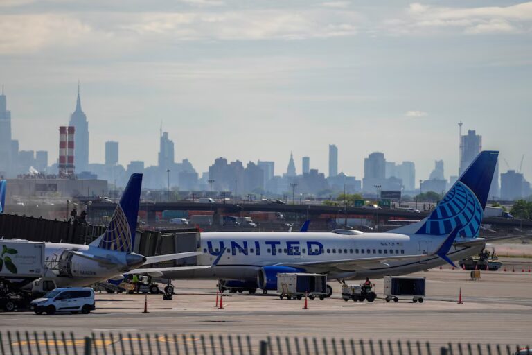 Avión de United Airlines impacta un poste en aeropuerto de Newark sin dejar heridos