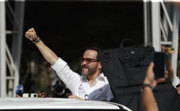 Espriella ejerce su voto en Barranquilla y se muestra confiado en ganar la Presidencia