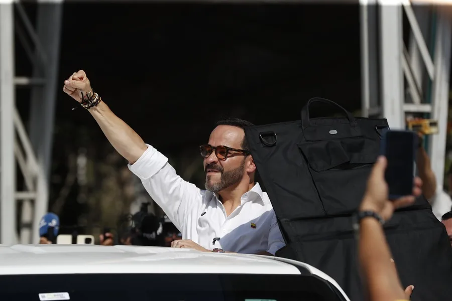 Espriella ejerce su voto en Barranquilla y se muestra confiado en ganar la Presidencia