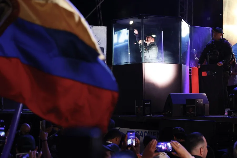 Candidato ultraderechista de Colombia reúne a cientos de personas en Bogotá para la recta final de la campaña