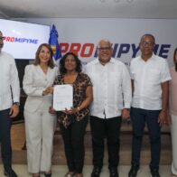 El director general de Promipyme, Fabricio Gómez Mazara realiza entrega a beneficiario.