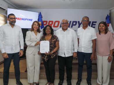 El director general de Promipyme, Fabricio Gómez Mazara realiza entrega a beneficiario.