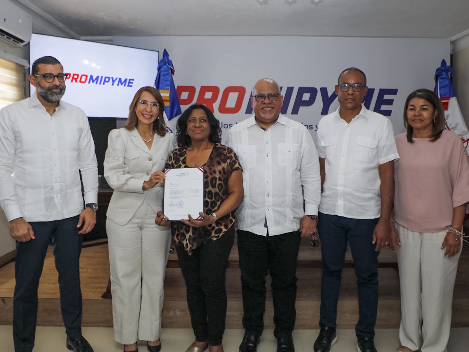 El director general de Promipyme, Fabricio Gómez Mazara realiza entrega a beneficiario.
