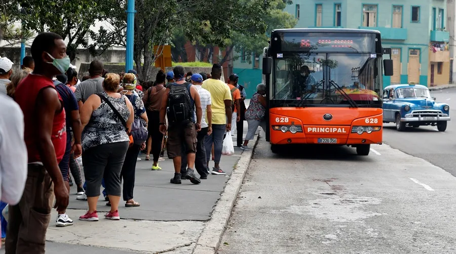 El Gobierno de Cuba reajusta el transporte ante el impacto del bloqueo petrolero de EE.UU.