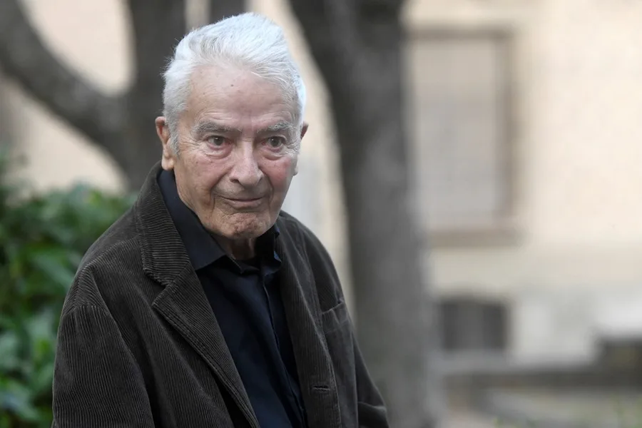 Muere el diseñador español Cruz Novillo, creador del logo del PSOE o la bandera de Madrid