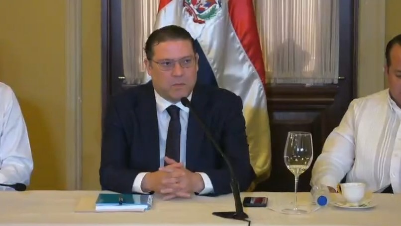Gobierno trabajará en mesa permanente con transportistas y aumentará subsidios para evitar alzas en pasajes
