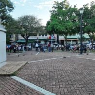 Ciudadanos buscan alivio al calor en parques durante el feriado del Día del Trabajador