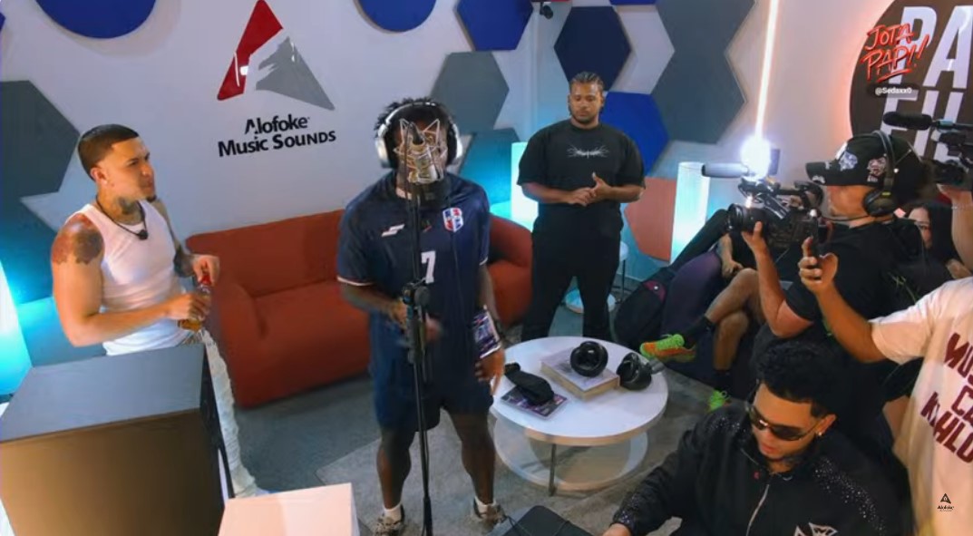 IShowSpeed entra al estudio de grabación y sorprende improvisando durante su visita a Planeta Alofoke