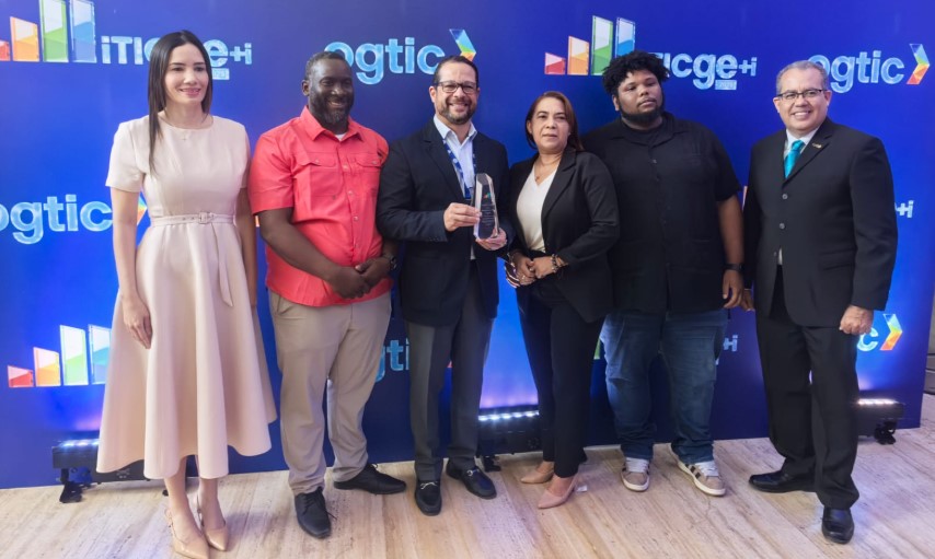 Ministerio de Interior y Policía recibe reconocimiento Mejor Desempeño en Innovación en iTICge 2025