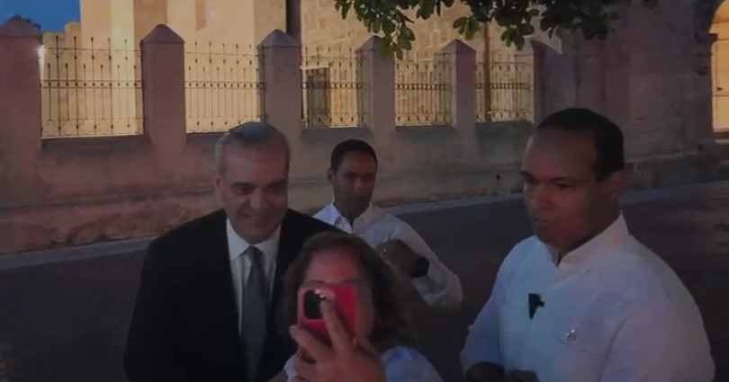 Presidente Abinader se detiene a tomarse fotos con ciudadanos al salir de boda junto a la primera dama