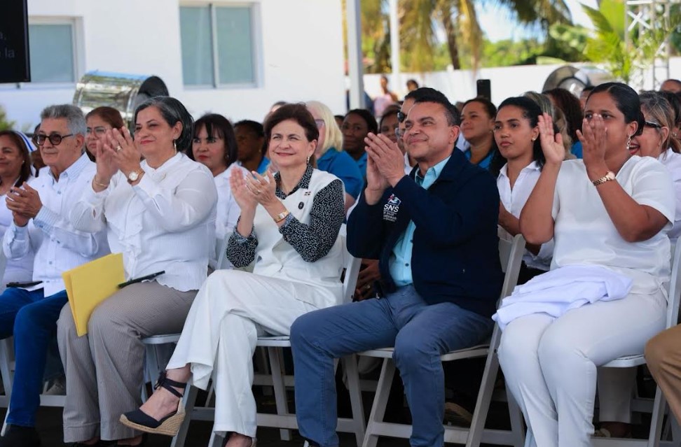 Raquel Peña encabeza inauguración del remozado Hospital Municipal Srta. Elupina Cordero en Sábana de la Mar