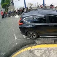 Hombre queda grabado robando la motocicleta de un agente de la Policía frente al cuartel en San Francisco de Macorís