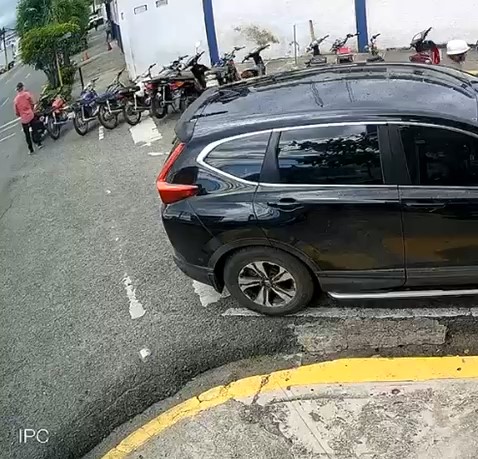 Hombre queda grabado robando la motocicleta de un agente de la Policía frente al cuartel en San Francisco de Macorís