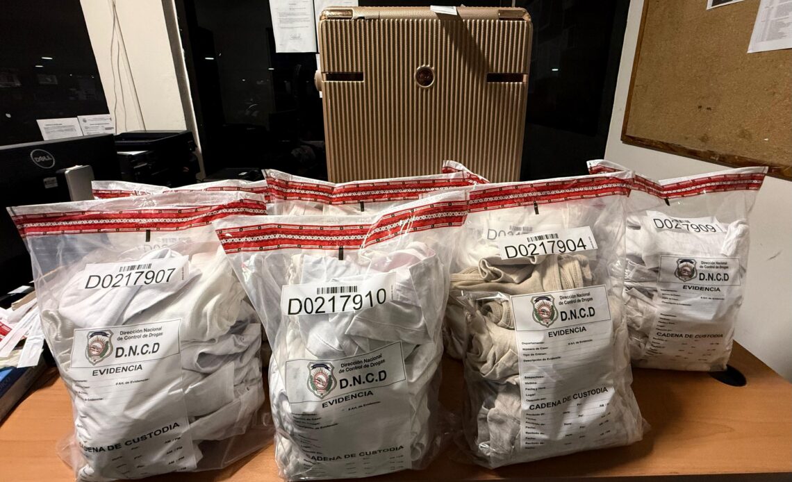 Detienen colombiana en el AILA con 49 prendas impregnadas de presunta cocaína