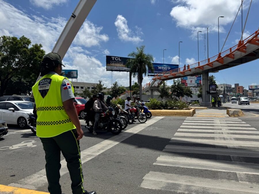 DIGESETT despliega agentes en intersecciones del Gran Santo Domingo para mejorar el control del tránsito
