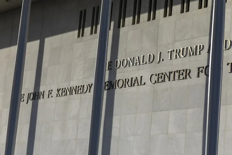 Un juez de EE.UU. le prohíbe a Trump rebautizar con su nombre el Centro Kennedy de Washington