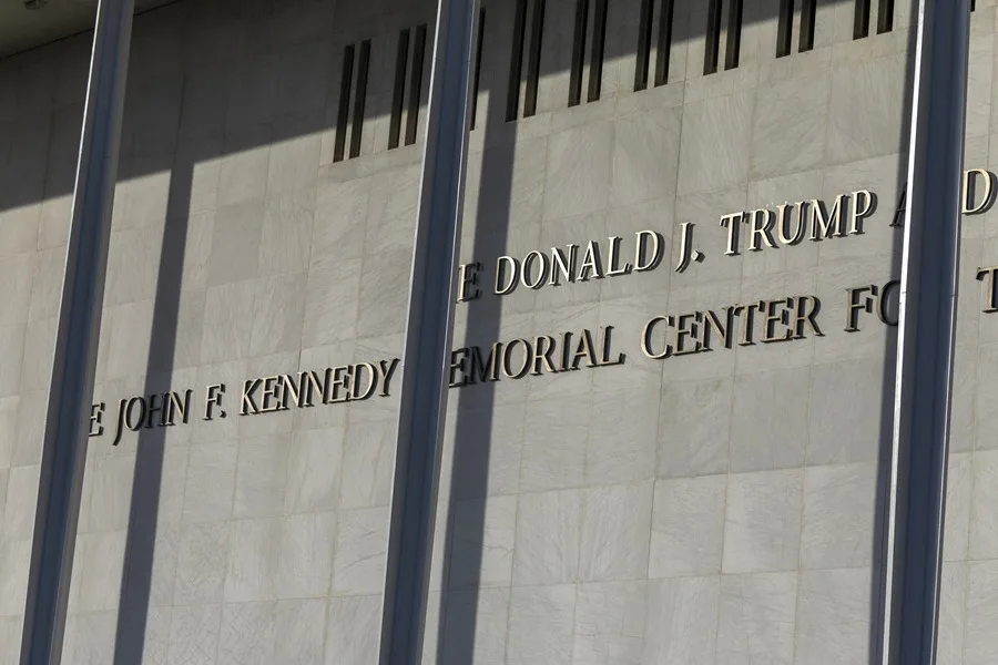 Un juez de EE.UU. le prohíbe a Trump rebautizar con su nombre el Centro Kennedy de Washington