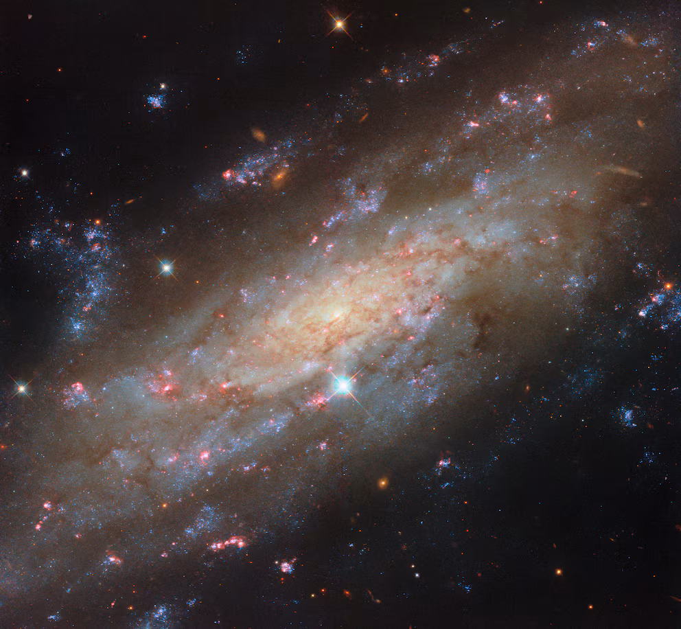 Identifican una galaxia espiral a 53 millones de años luz y descubren un agujero negro en su centro