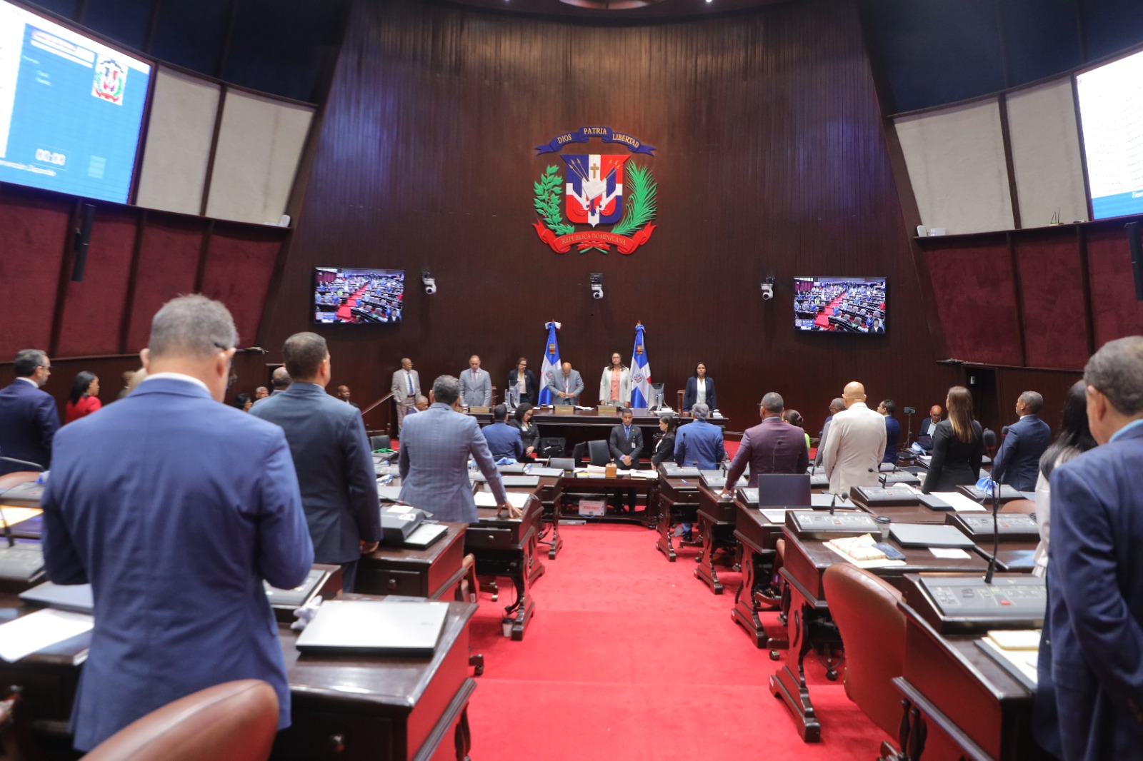 Diputados aprueban proyecto que permitiría multas, arrestos y cierres durante estados de emergencia