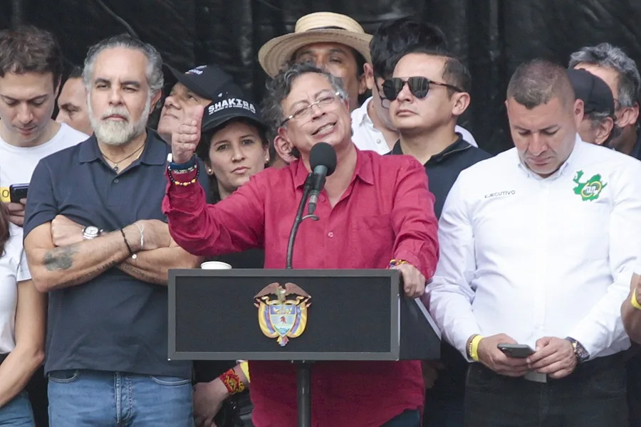 Petro invita a los colombianos a apoyar con su firma la convocatoria a una asamblea constituyente