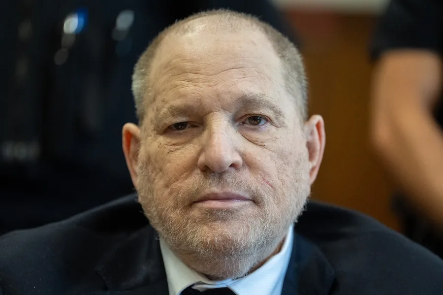 Harvey Weinstein se queja de dolor de pecho mientras el jurado de su caso empieza a deliberar