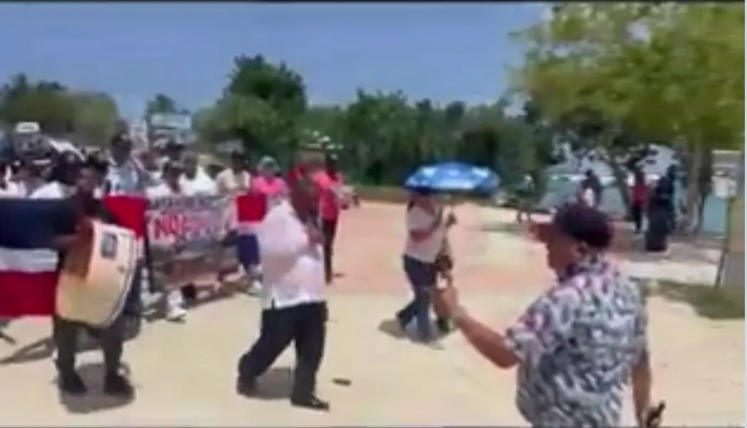 Comunitarios protestan en Bayahíbe contra presunta privatización de playa pública