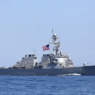 Trump amenaza con una mayor fuerza militar contra Irán si no hay acuerdo y tras un cruce de fuego en Ormuz