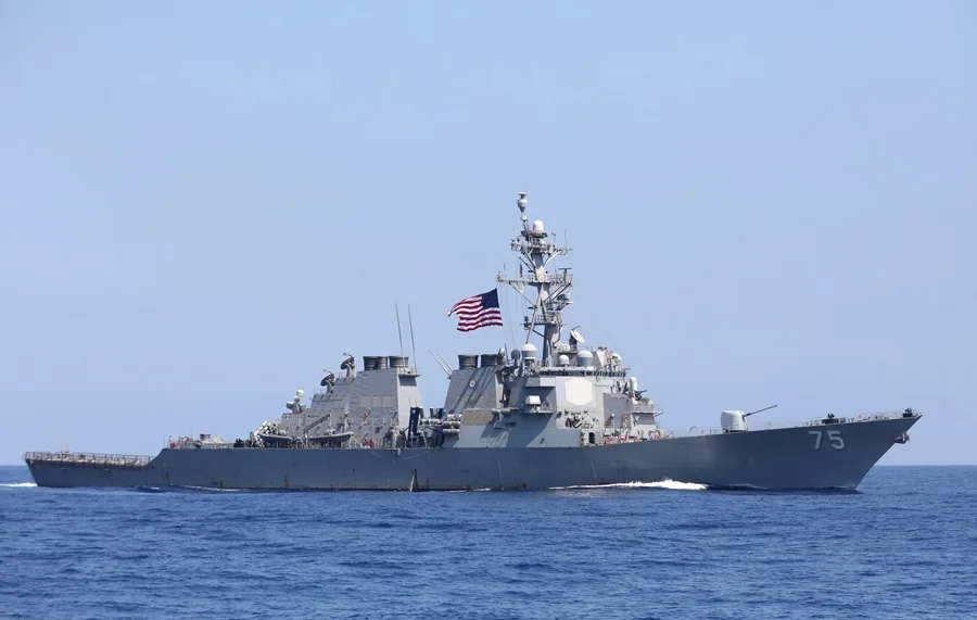 Trump amenaza con una mayor fuerza militar contra Irán si no hay acuerdo y tras un cruce de fuego en Ormuz