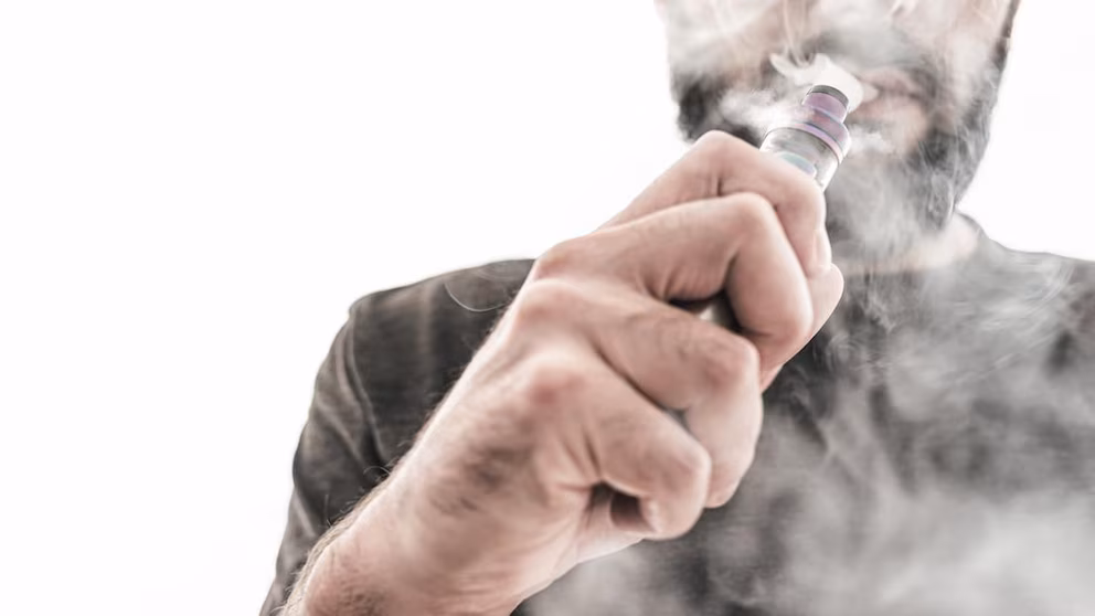 Vapeadores de nicotina triplican probabilidades de dejar el tabaco