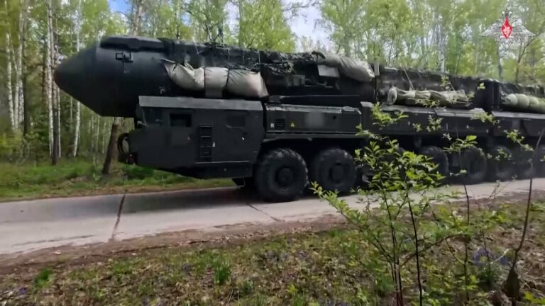 Rusia exhibió su tríada nuclear con uno de los mayores ejercicios en años y lanzó un mensaje a Occidente: “Es una señal”