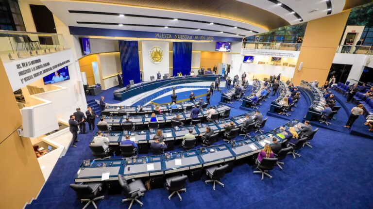 Asamblea Legislativa de El Salvador aprueba reforma al Código Electoral y crea curul para la diáspora