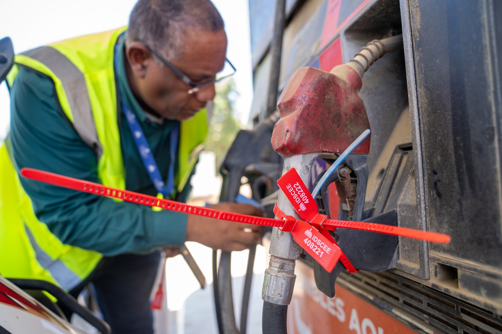 MICM y CECCOM cierran estación de combustible.